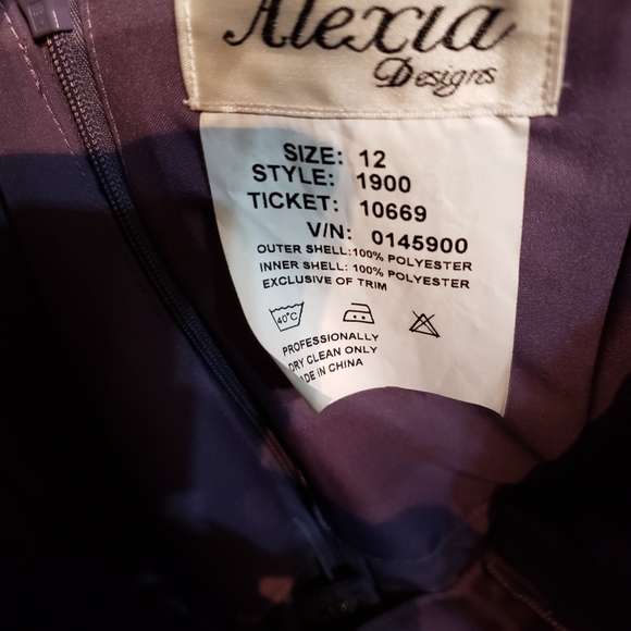 Alexia lilac bridesmaid gown! Gorgeous! - Picture 4 of 7